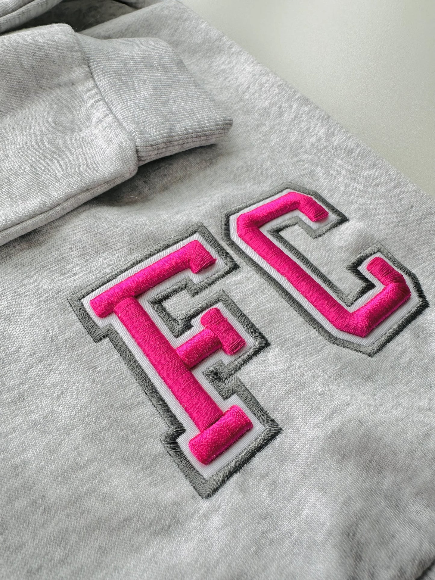 Felpa con ricamo personalizzato
